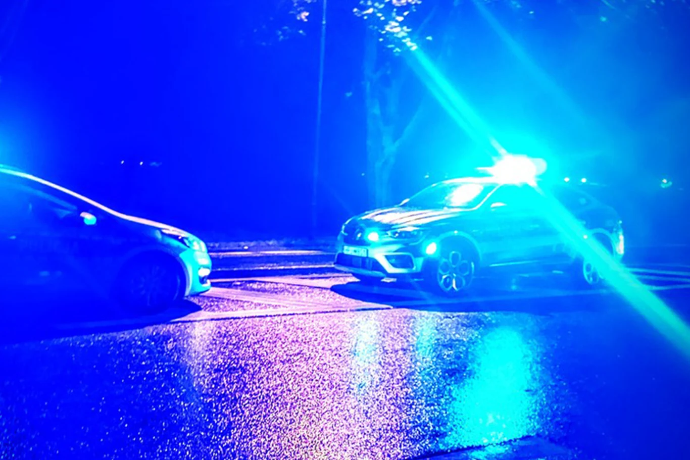 Młody kierowca zasnął za kierownicą. Znaleźli go w środku pola