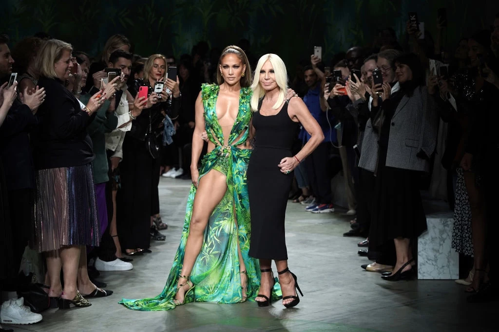 Jennifer Lopez, Donatella Versace i słynna jungle dress w nieco odważniejszej wersji (wrzesień 2019)