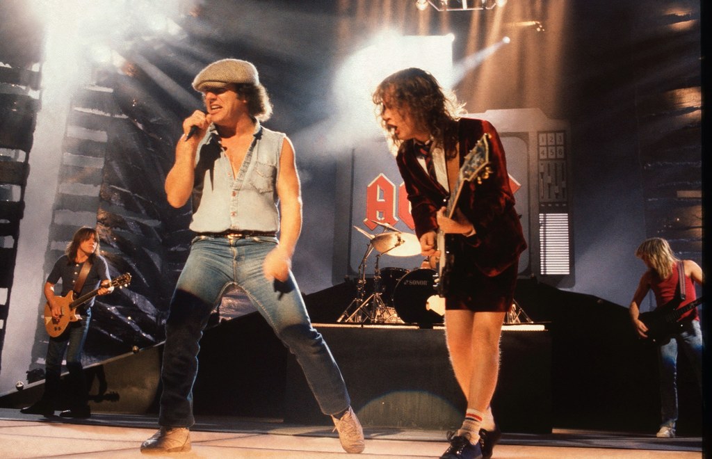 Brian Johnson i Angus Young w 1990 roku