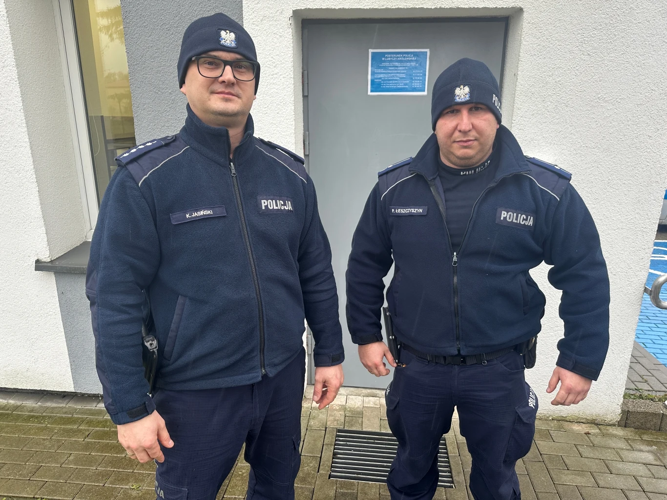 Policjanci, którzy uratowali kobietę