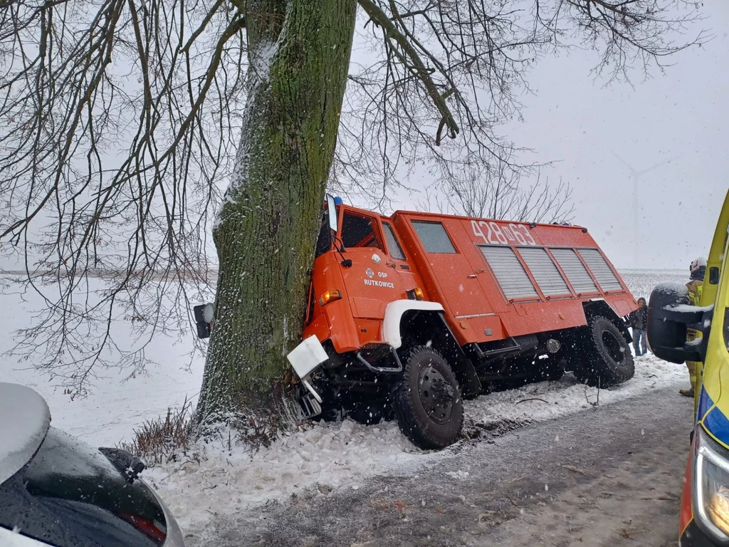 Wóz OSP uderzył w drzewo. Ratownicy trafili do szpitala Wóz OSP uderzył w drzewo. Ratownicy trafili do szpitala