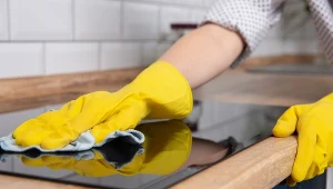 Brudna płyta indukcyjna? Ta domowa mieszanka szybko poradzi sobie nawet z zaschniętym tłuszczem