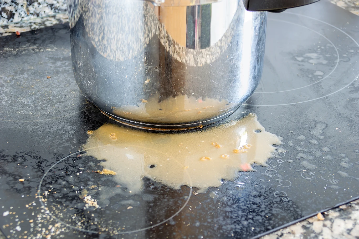 Do czyszczenia płyty indukcyjnej nie trzeba używać środków chemicznych. Wystarczą naturalne produkty, które znajdziemy w każdej kuchni. 