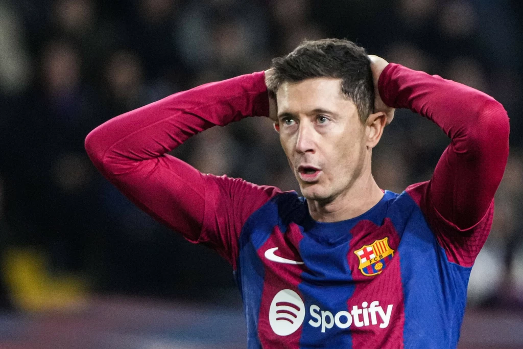 Robert Lewandowski - kapitan reprezentacji Polski - podczas meczu FC Barcelona Robert Lewandowski - kapitan reprezentacji Polski - podczas meczu FC Barcelona