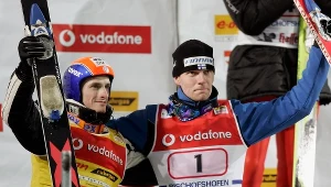 Jakub Janda (z lewej) i Janne Ahonen wspólnie wygrali Turniej Czterech Skoczni