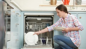Zmywarka do mycia naczyń może jeszcze lepiej je czyścić i nabłyszczać. Wystarczy użyć pewnego naturalnego środka zamiast produktów chemicznych. 