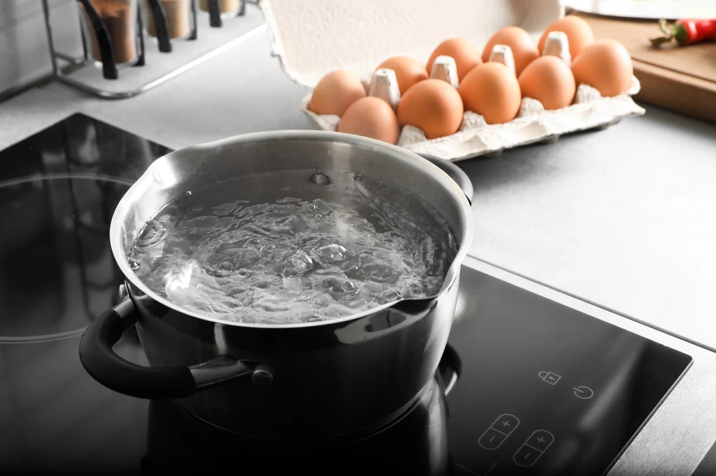 Jak gotować jajka, by szybko obrać je ze skorupki?