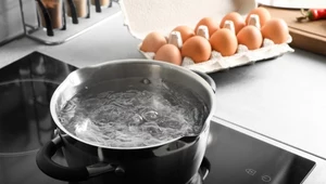 Dodaj plasterek lub kroplę soku do wody z jajkami. Ekspresowo obierzesz skorupkę