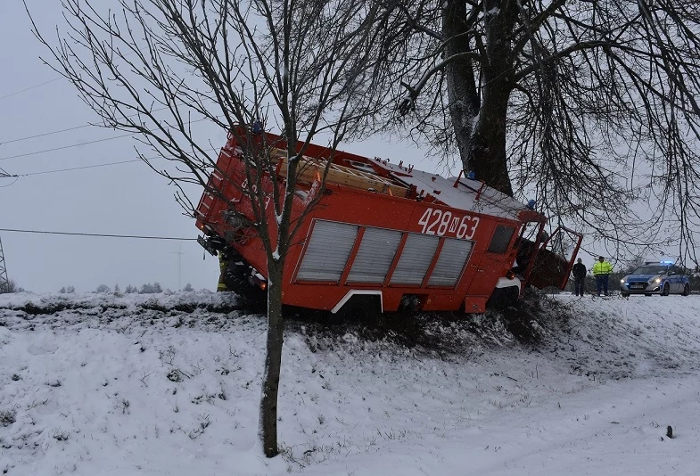 Strażacki wóz uderzył w drzewo. Kierowca zgłosił się na policję pijany Strażacki wóz uderzył w drzewo. Kierowca zgłosił się na policję pijany