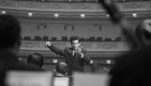 Bradley Cooper w scenie z filmu "Maestro"