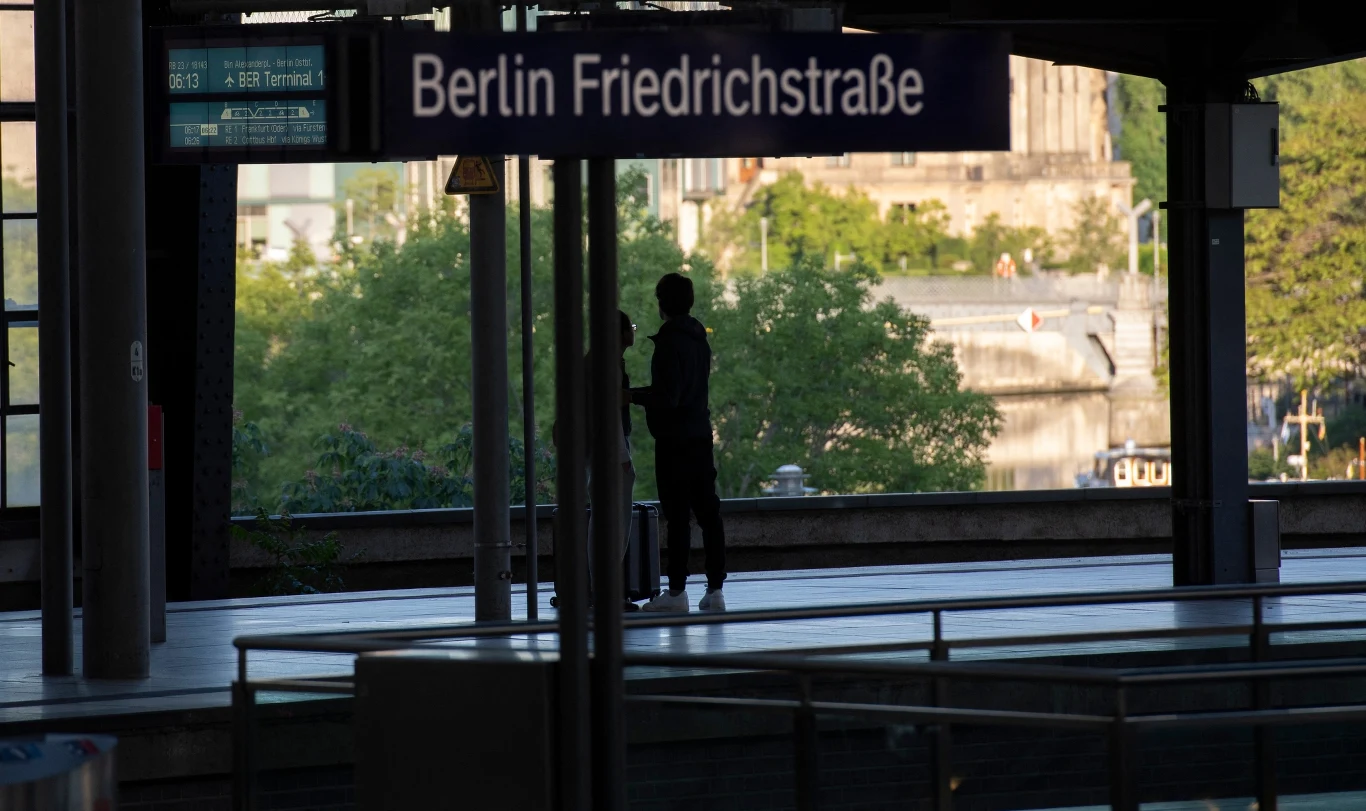 Stacja Berlin-Friedrichstrasse. To w tym miejscu był widziany Czesław Kukuczka. Mężczyzna zginął 50 lat temu Stacja Berlin-Friedrichstrasse. To w tym miejscu był widziany Czesław Kukuczka. Mężczyzna zginął 50 lat temu