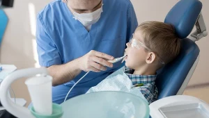 Policja: 114 tys. zł wyłudzone z NFZ. Dentystka usłyszała 1165 zarzutów (zdj. ilustracyjne)