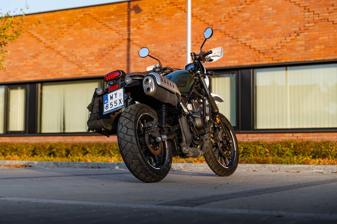 Za jazdę motocyklem po chodniku można dostać mandat w wysokości 1,5 tys. zł i 8 punktów karnych.