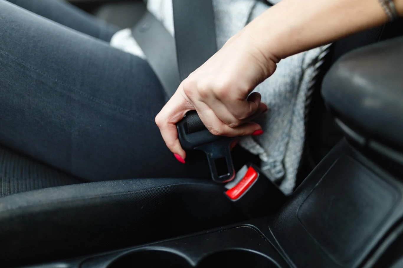 W Monako z powodu ograniczeń prędkości nie ma obowiązku zapinania pasów bezpieczeństwa Zapinanie pasów jest obowiązkowe w niemal każdym kraju na świecie, ale są drogi, które stanowią wyjątek