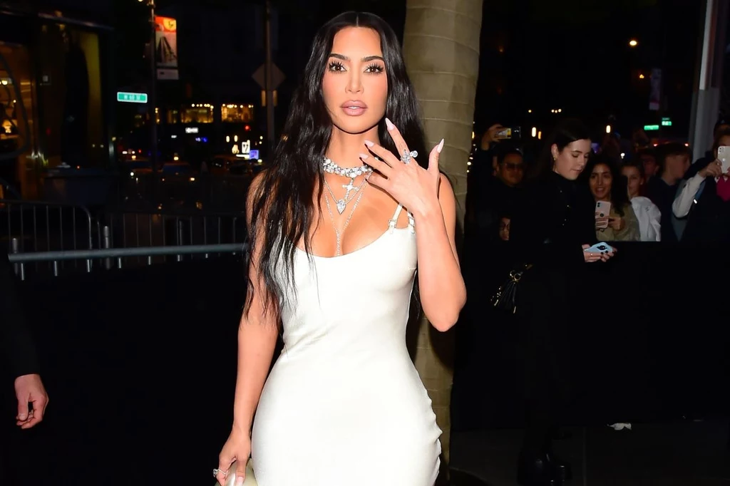 Kim Kardashian uwielbia zwracać na siebie uwagę za pomocą stroju 