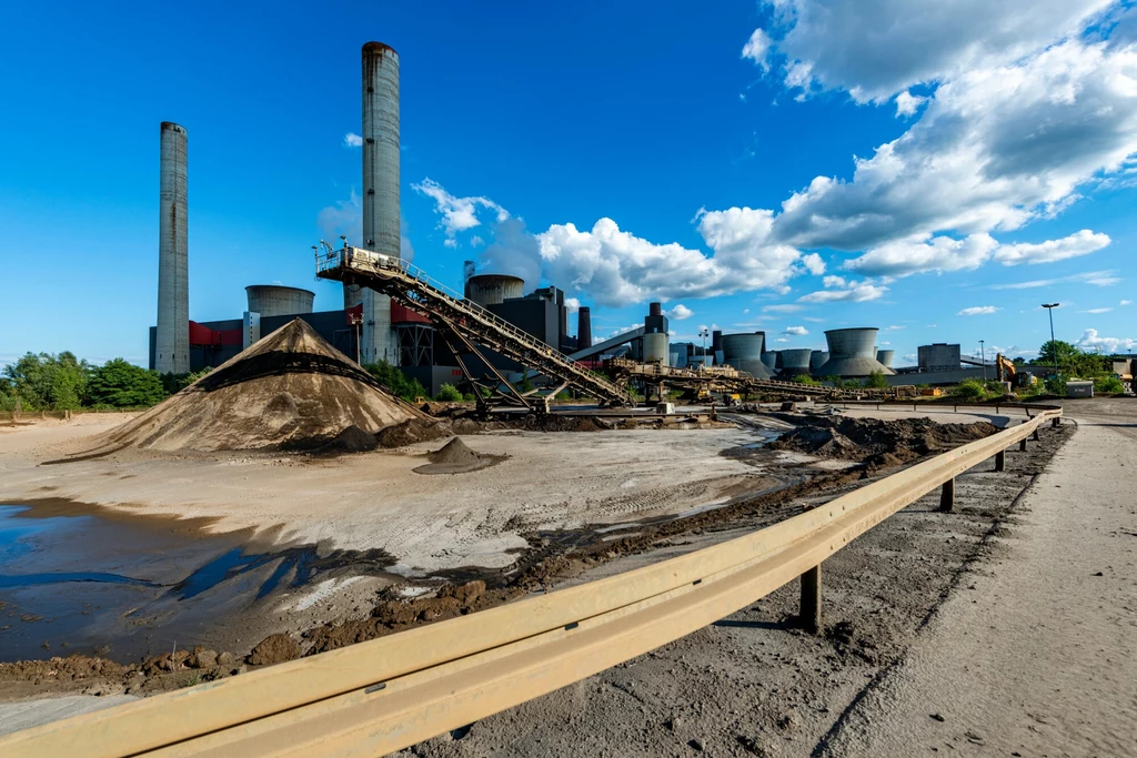 Elektrownia Kraftwerk Weisweiler. Elektrownie na węgiel brunatny charakteryzują się najwyższą emisją dwutlenku węgla na wyprodukowaną kilowatogodzinę