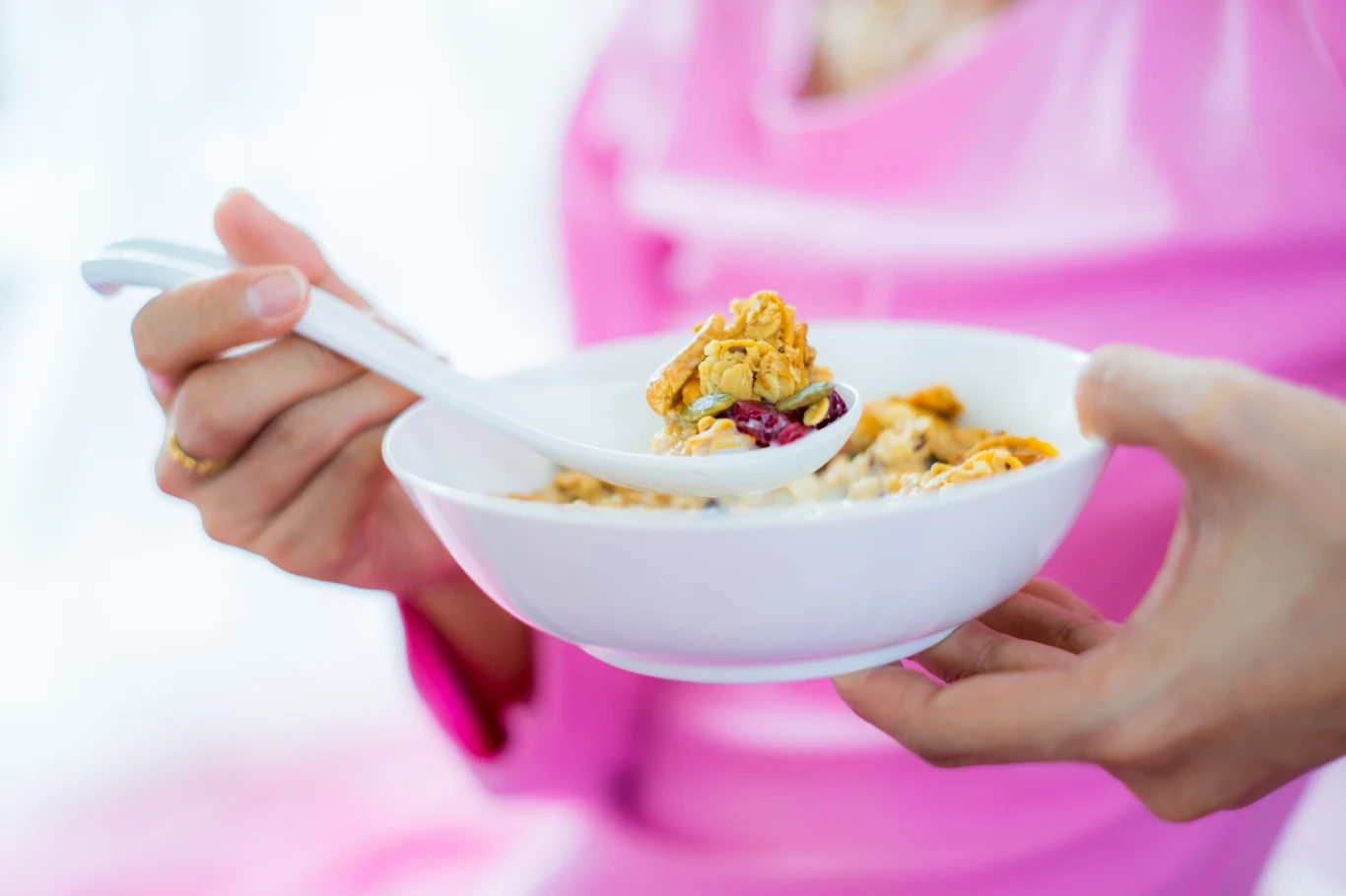 Płatki owsiane posiadają dużą ilość korzystnego dla jelit błonnika 