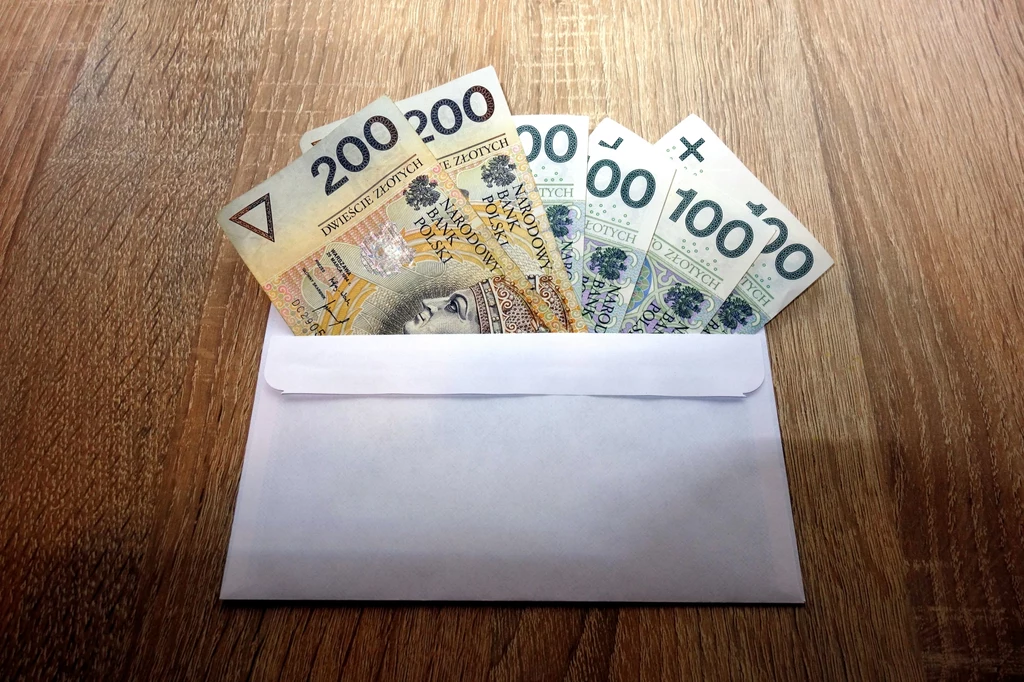 Ile dać na urodziny? Wybór odpowiedniej kwoty to często spory problem.