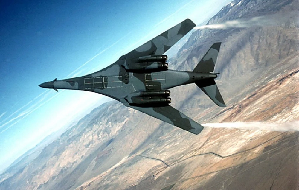 Bombowiec B-1 Lancer rozbił się podczas lądowania Bombowiec B-1 Lancer rozbił się podczas lądowania