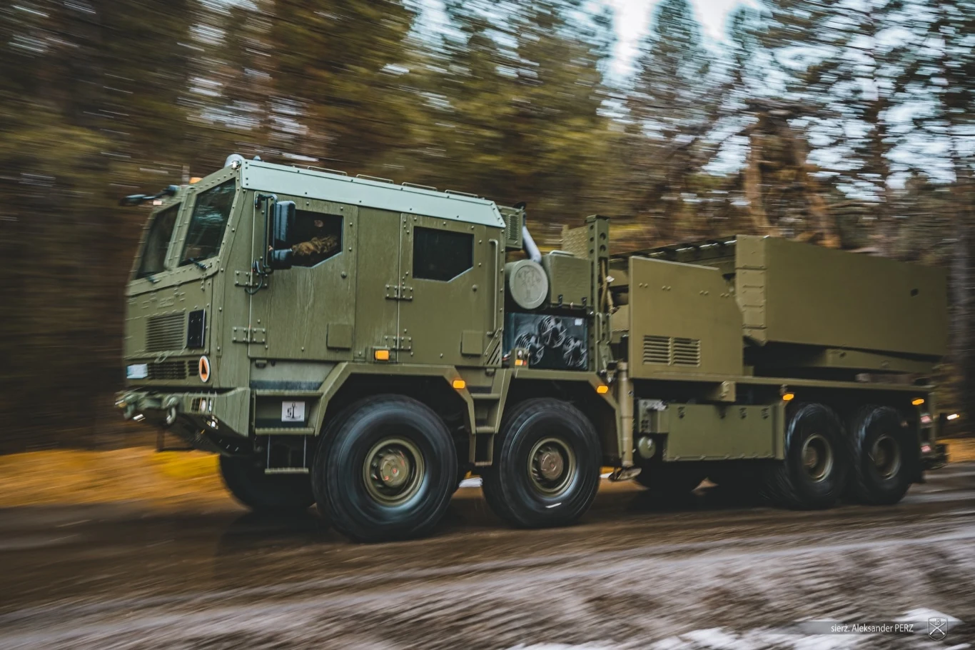 Jelcz P882.57 TS T45 K-MLRS 8×8 z wyrzutnią rakiet K 239 Chunmoo / Fot. 18 Dywizja Zmechanizowana Jelcz P882.57 TS T45 K-MLRS 8×8 z wyrzutnią rakiet K 239 Chunmoo / Fot. 18 Dywizja Zmechanizowana