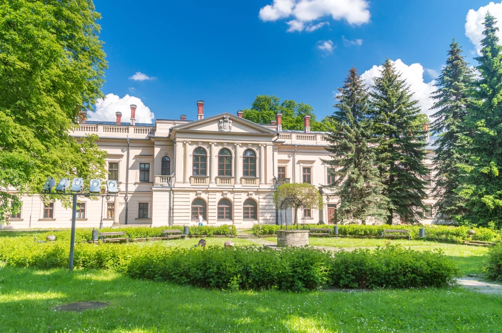 Żywiec. Park Habsburgów powstał w XVIII wieku. Na zdj. południowo-wschodnie skrzydło znajdującego się na jego terenie Pałacu Habsburgów