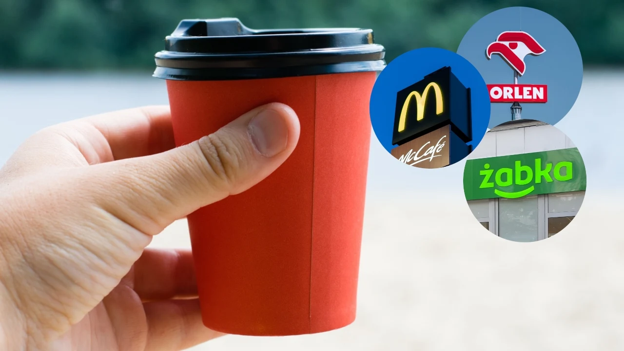 Od 1 stycznia 2024. jednorazowe opakowania zawierające tworzywa sztuczne nie mogą być już bezpłatne. Za każde z nich, np. za kubek na kawę ze stacji benzynowej bądź kawiarni, pobierana będzie dodatkowa opłata, która wyniesie 20-25 groszy. Cena kubka czy pojemnika może jednak wynieść nawet 1 zł - przewidują eksperci Od 1 stycznia 2024. jednorazowe opakowania zawierające tworzywa sztuczne nie mogą być już bezpłatne. Za każde z nich, np. za kubek na kawę ze stacji benzynowej bądź kawiarni, pobierana będzie dodatkowa opłata, która wyniesie 20-25 groszy. Cena kubka czy pojemnika może jednak wynieść nawet 1 zł - przewidują eksperci