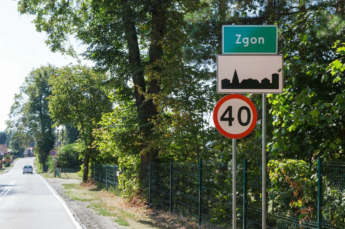 W obszarze zabudowanym odgórny limit prędkości to 50 km/h. Znaki drogowe są jednak ważniejsze.