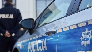 Rodzina z trojgiem małych dzieci spędziła dobę w lesie, w aucie. Dzieci nie miały ciepłych ubrań (Zdjęcie ilustracyjne)