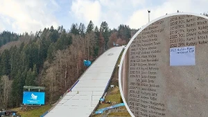 Skocznia w Bischofshofen i pamiątkowa tablica z naklejonym nazwiskiem Halvora Egnera Graneruda