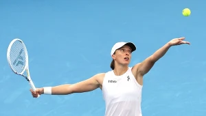 Iga Świątek serwuje w czasie meczu z Caroline Garcią w United Cup