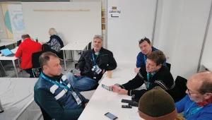 Sandro Pertile w czasie rozmowy z dziennikarzami