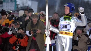 Sven Hannawald celebruje triumf w Turnieju Czterech Skoczni