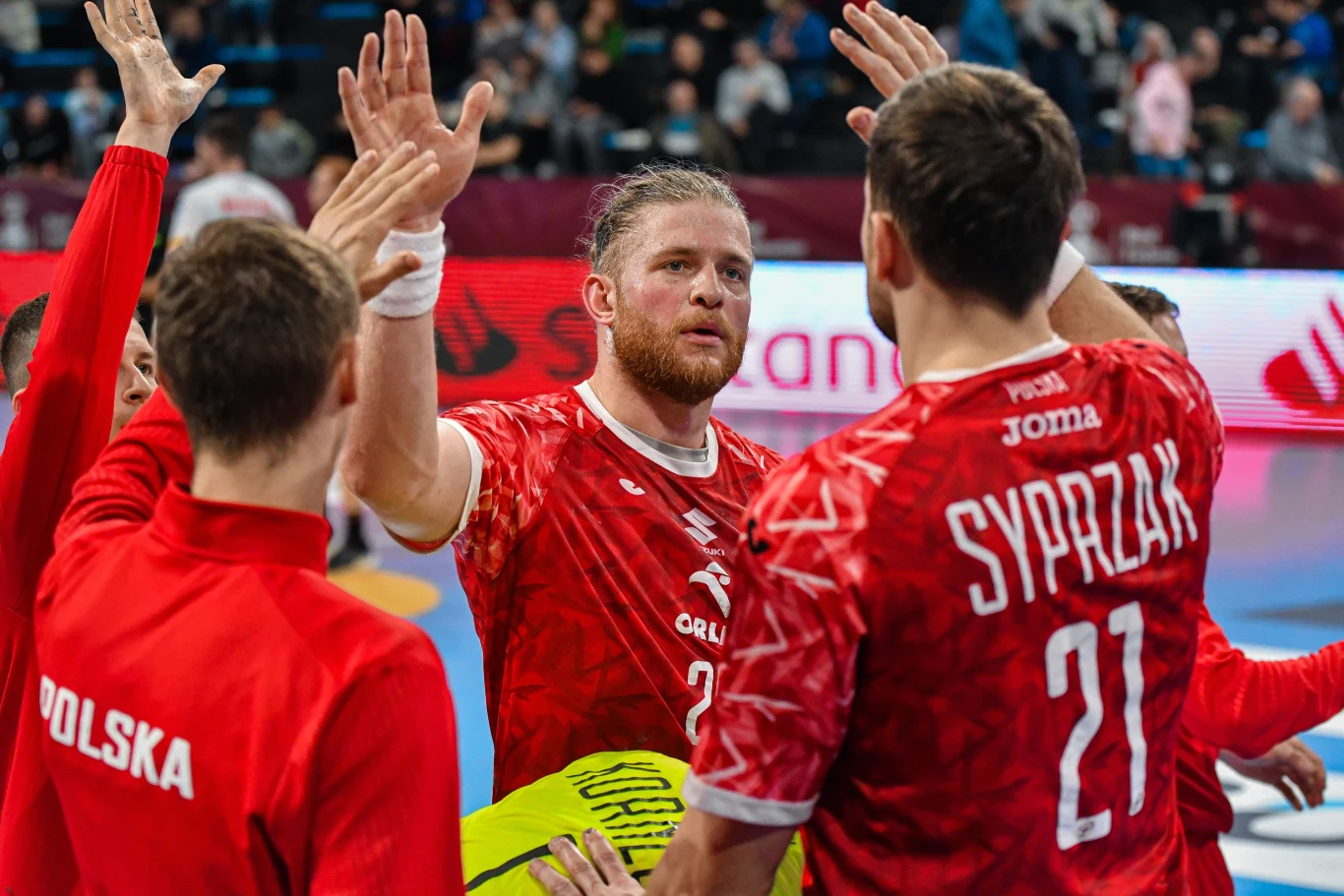 Maciej Gębala przyjmuje gratulacje od kolegów
