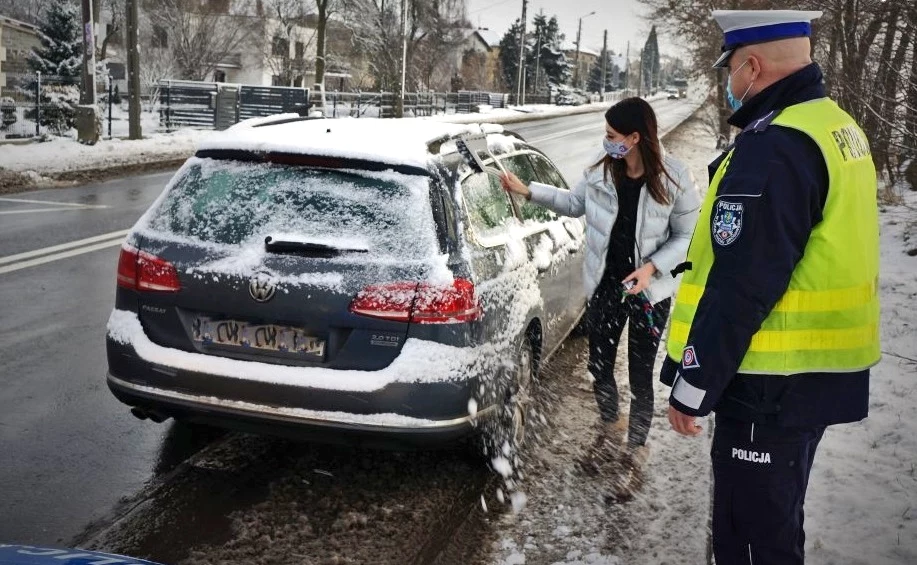 Kierowcy którzy niedokładnie odśnieżą swój samochód, mogą wpaść w poważne kłopoty