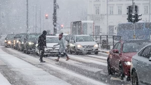 Trudne warunki na drogach. Wydano ostrzeżenia dla kilku województw