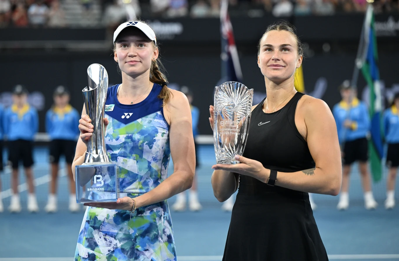 Jelena Rybakina i Aryna Sabalenka po finale w Brisbane Jelena Rybakina i Aryna Sabalenka po finale w Brisbane