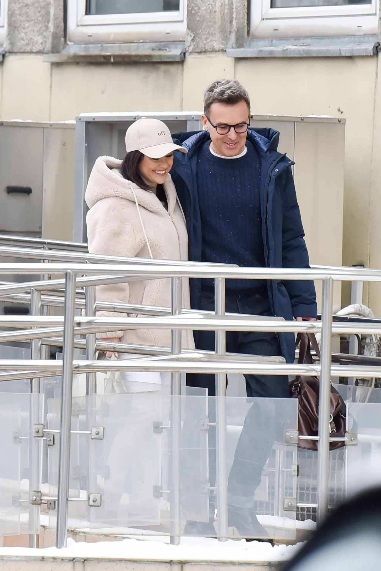 Z ust zakochanych ani na moment nie schodzi uśmiech Z ust zakochanych ani na moment nie schodzi uśmiech