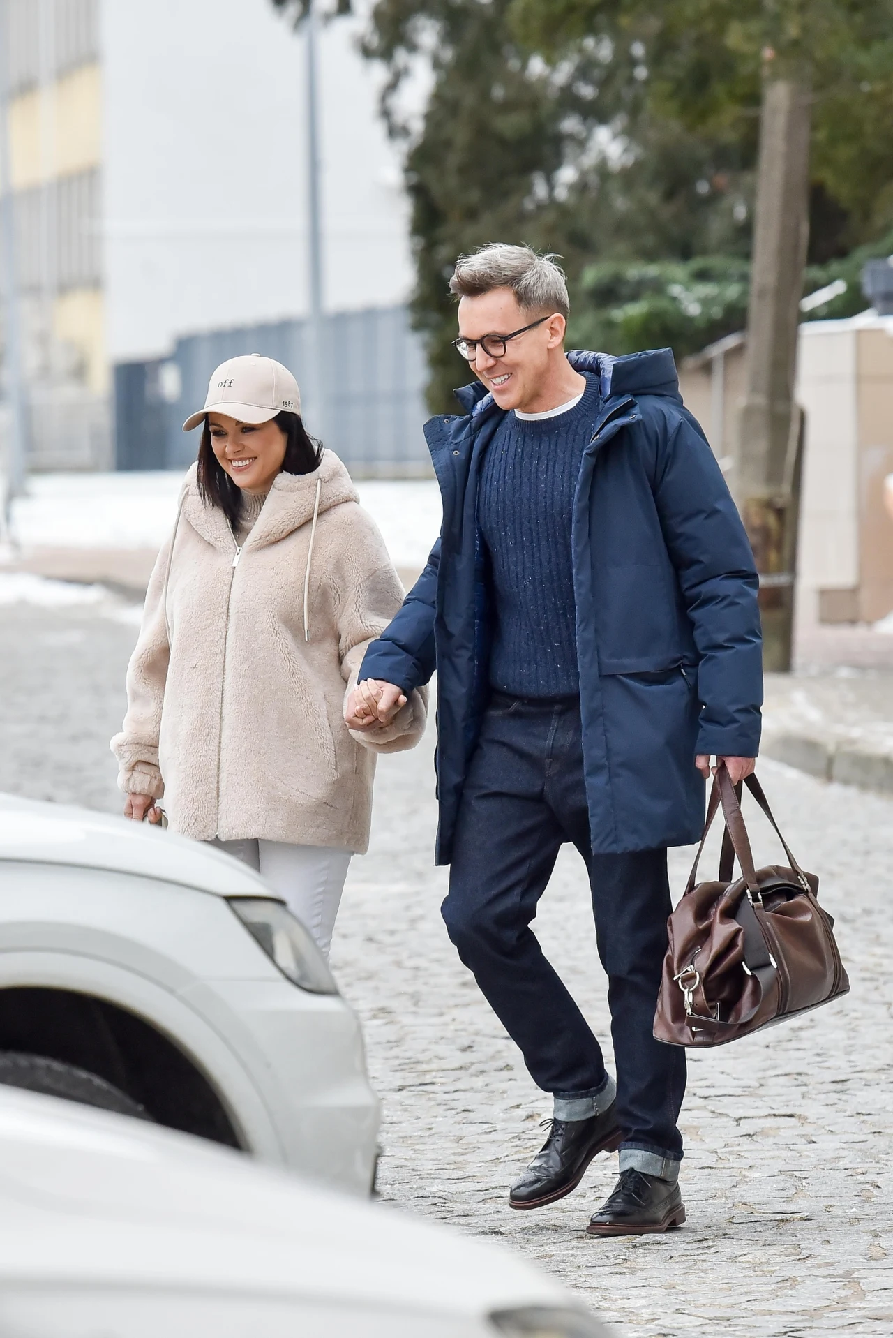 Para radosnym krokiem udała się w kierunku samochodu Para radosnym krokiem udała się w kierunku samochodu