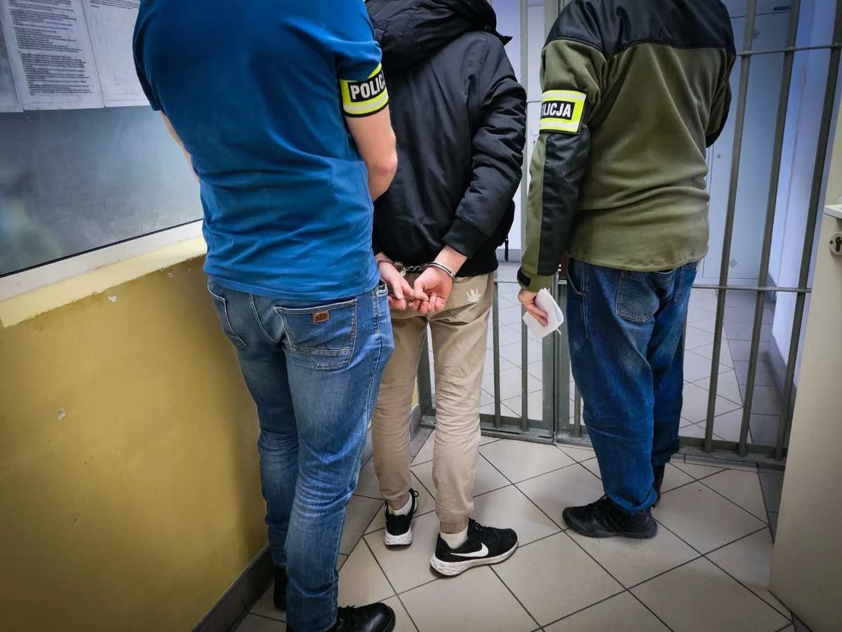 22-latek jechał na światłach do jazdy dziennej w deszczu i tym zwrócił na siebie uwagę patrolu policji