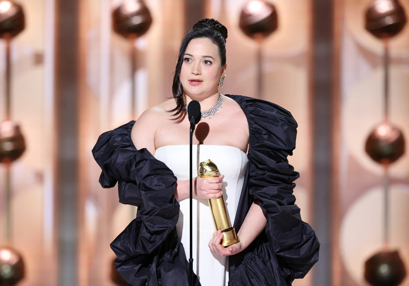 Lily Gladstone podczas rozdania Złotych Globów w 2024 roku