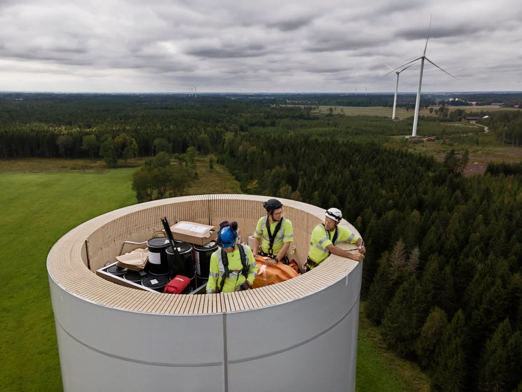 Drewniana turbina zbudowana przez startup Modvion jest pierwszą tego typu konstrukcją postawioną w Szwecji