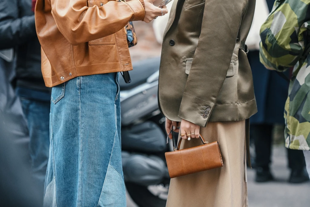 Moda na denim nie słabnie. Jak stylizować jeansową spódnicę?