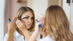 Nigdy nie maluj oczu w ten sposób. Zmarszczki będą bardzo widoczne