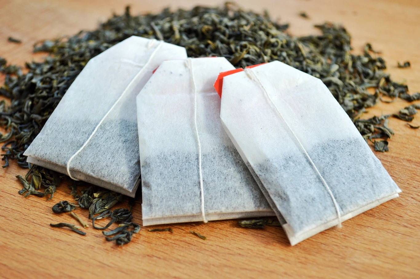 Herbata może wzmocnić wiele roślin doniczkowych. Poprawi między innymi stan paprotek. 