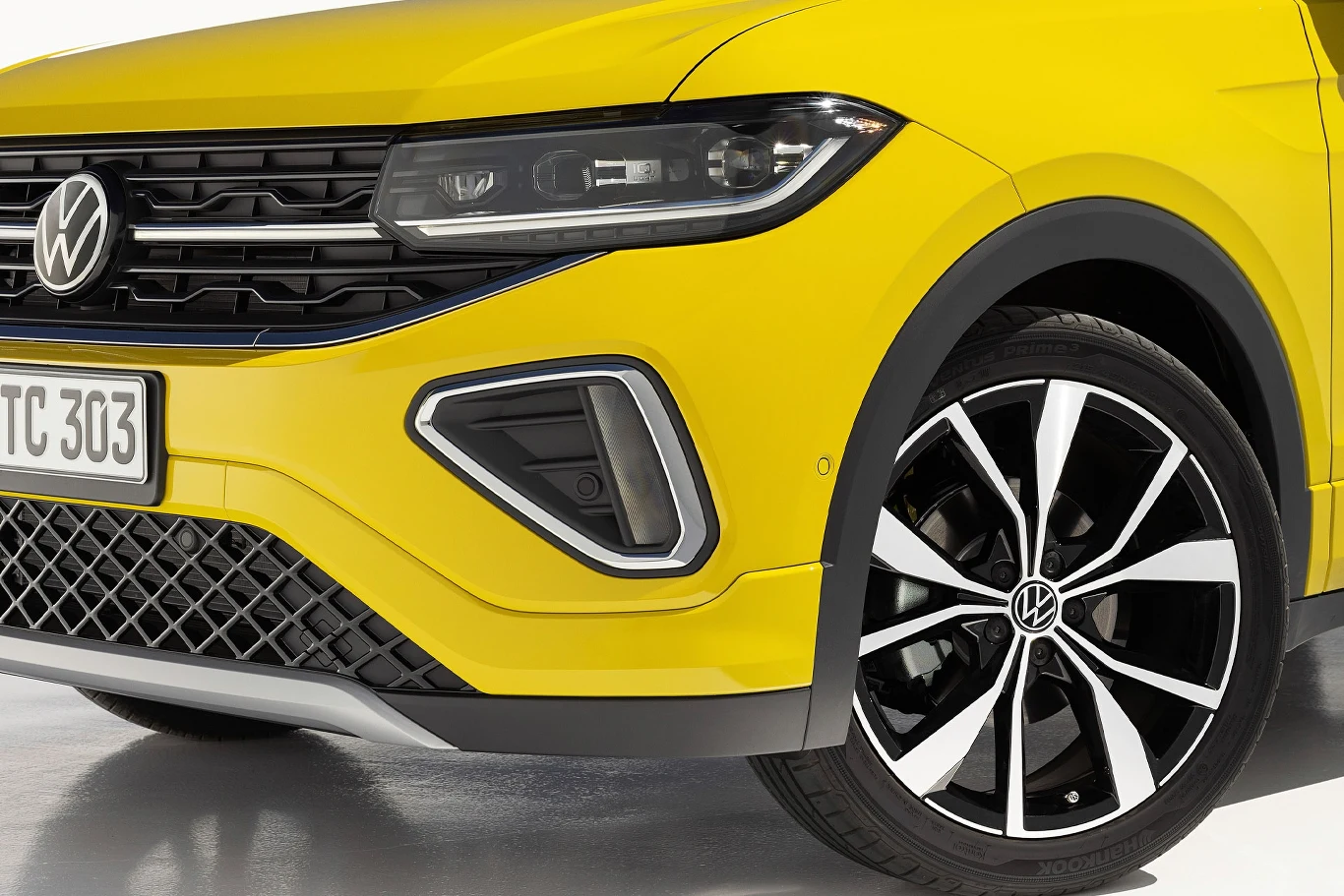 Volkswagen T-Cross po liftingu wjeżdża na polski rynek. Wiemy, ile kosztuje nowa odsłona bestsellera Volkswagen T-Cross po liftingu wjeżdża na polski rynek. Wiemy, ile kosztuje nowa odsłona bestsellera