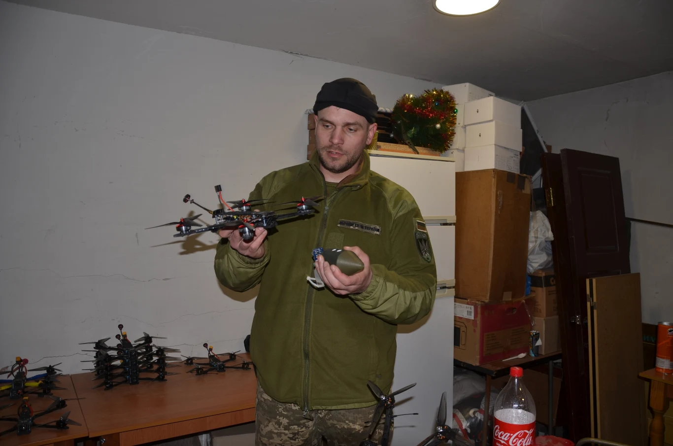 Ukraiński żołnierz prezentuje jeden z dronów w Bachmucie