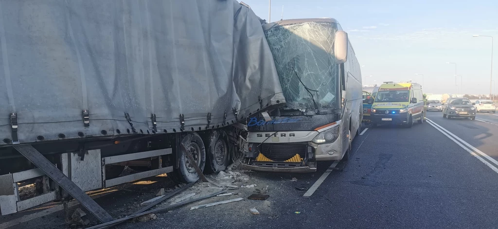 12 osób zostało rannych w wypadu autokaru na Podkarpaciu 12 osób zostało rannych w wypadu autokaru na Podkarpaciu