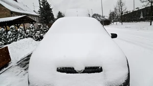 Silnik odpalił, ale auto nie chce ruszyć. To może być zamarznięty ręczny