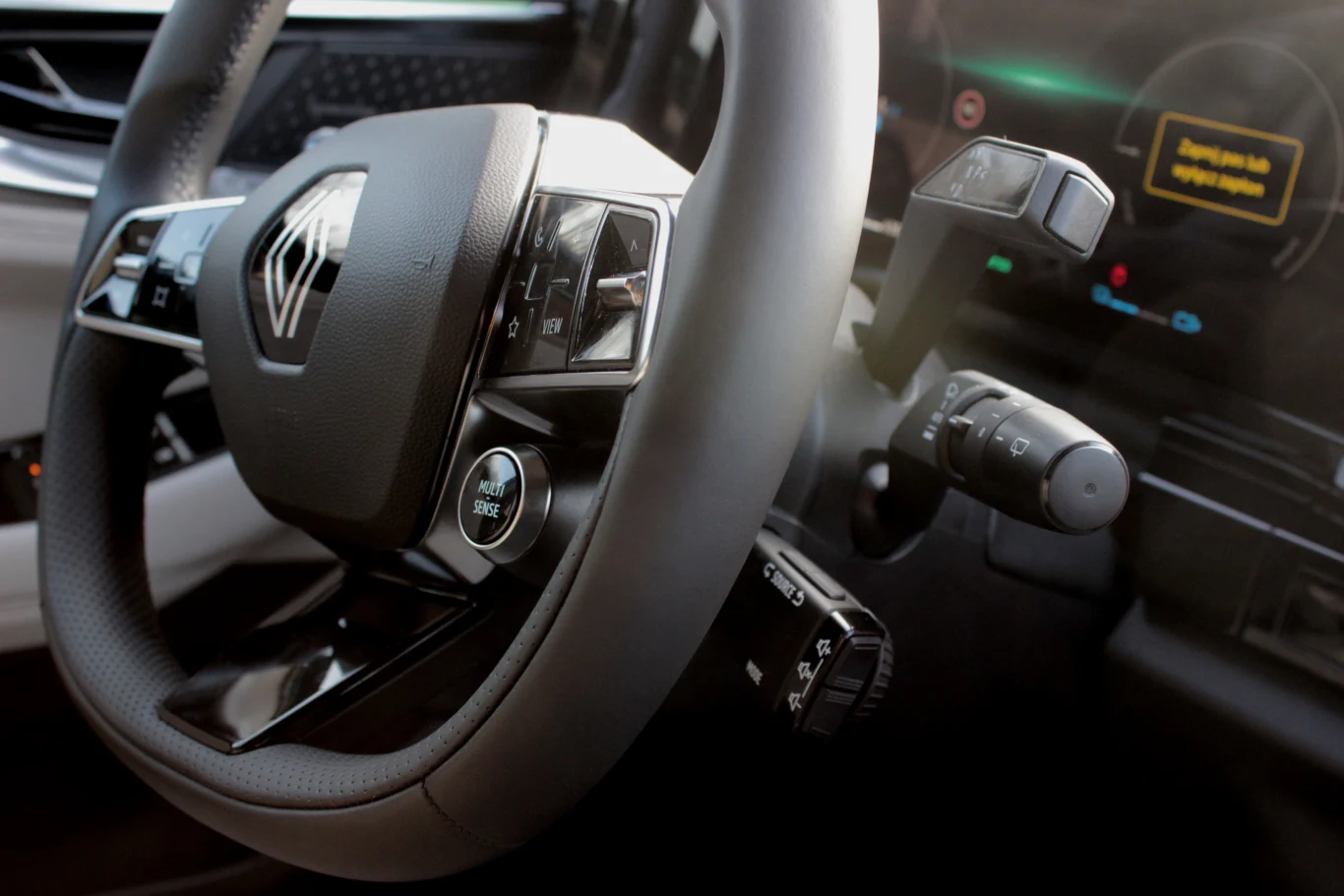 Renault Espace E-Tech iconic - liczba przełączników po prawej stronie kierownicy może trochę przytłaczać