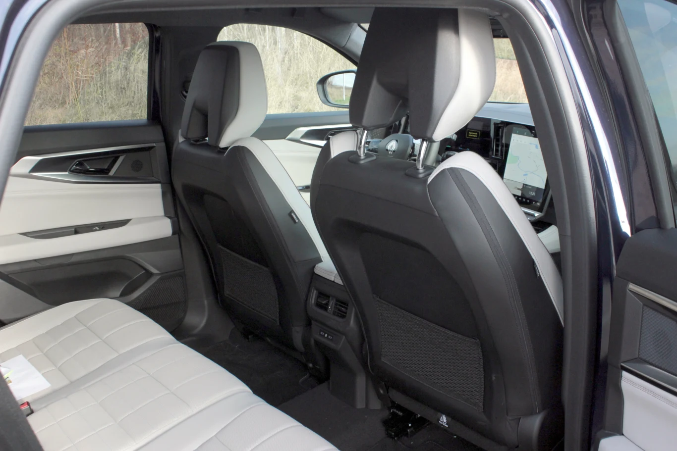 Renault Espace w wersji iconic - w drugim rzędzie siedzeń jest wygodnie, ale mocowania isofix znajdziemy tylko na skrajnych siedziskach